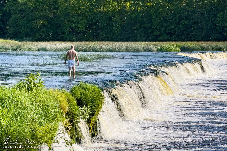 Einheimische beim Baden im Wasserfall Ventas Rumba in Kuldiga, Lettland