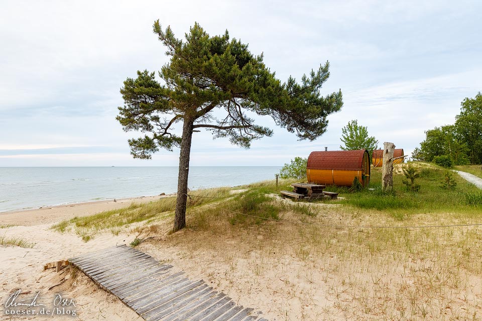 Holzfässer von Kempings Saulesmājas in Kap Kolka, Lettland