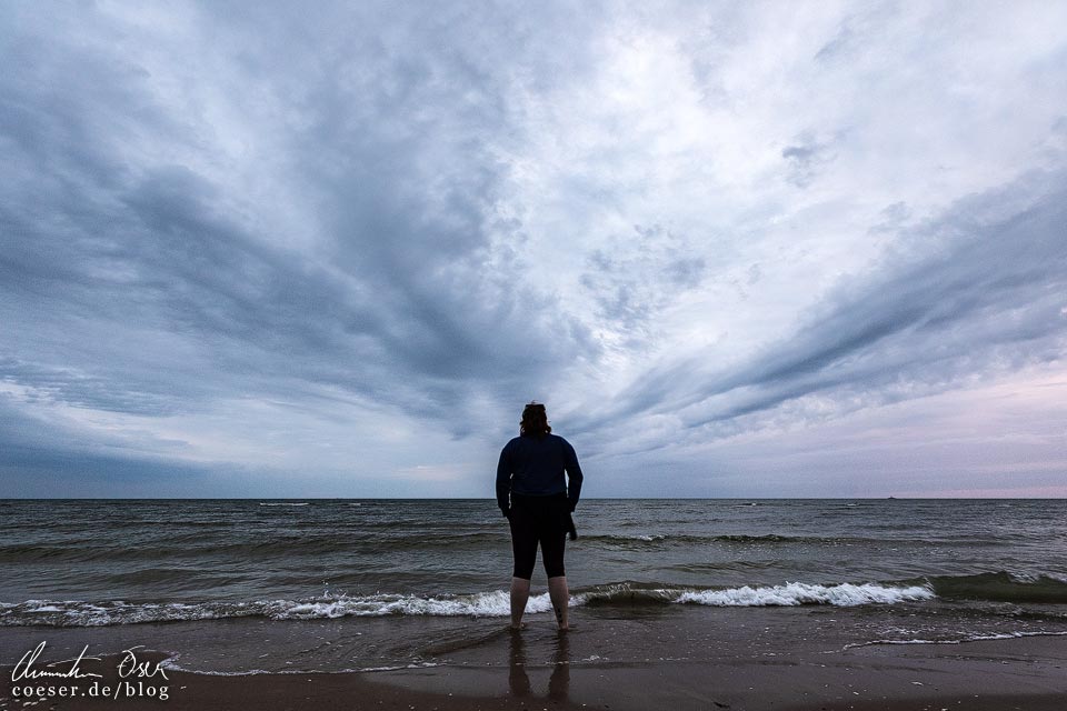 Dunkle Wolken nach Sonnenuntergang am Strand von Kap Kolka, Lettland