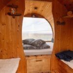 Innenansicht eines der Holzfässer in der Unterkunft Kempings Saulesmājas in Kap Kolka, Lettland