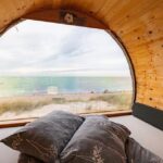 Innenansicht eines der Holzfässer in der Unterkunft Kempings Saulesmājas in Kap Kolka, Lettland