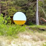 Von außen verspiegelte Holzfässer in der Unterkunft Kempings Saulesmājas in Kap Kolka, Lettland