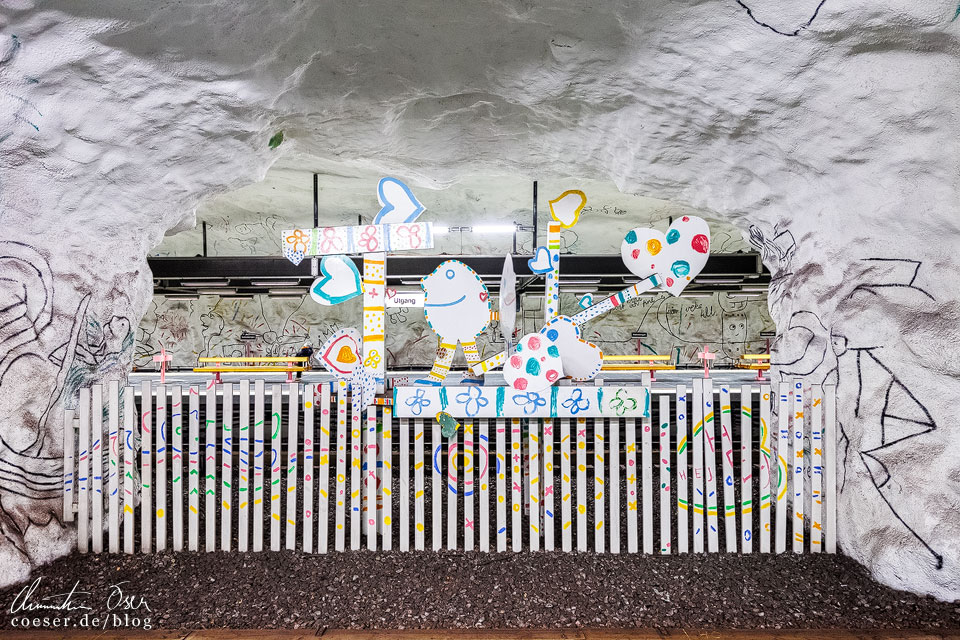 Moderne Kunst in der Metro-Station Hallonbergen in Stockholm, Schweden