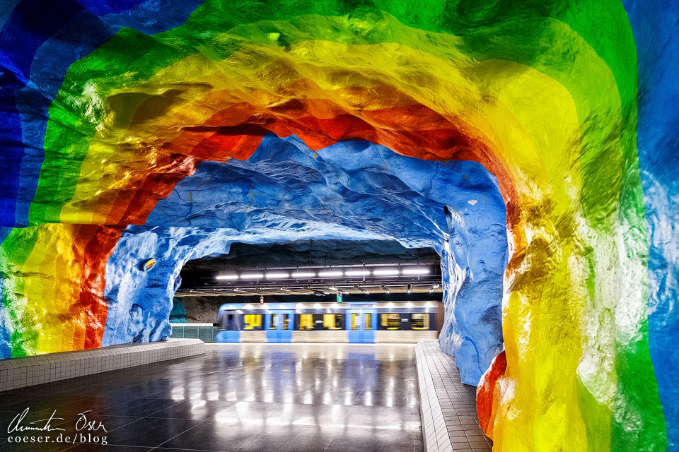 Moderne Kunst mit Regenbogen in der Metro-Station Stadion in Stockholm, Schweden
