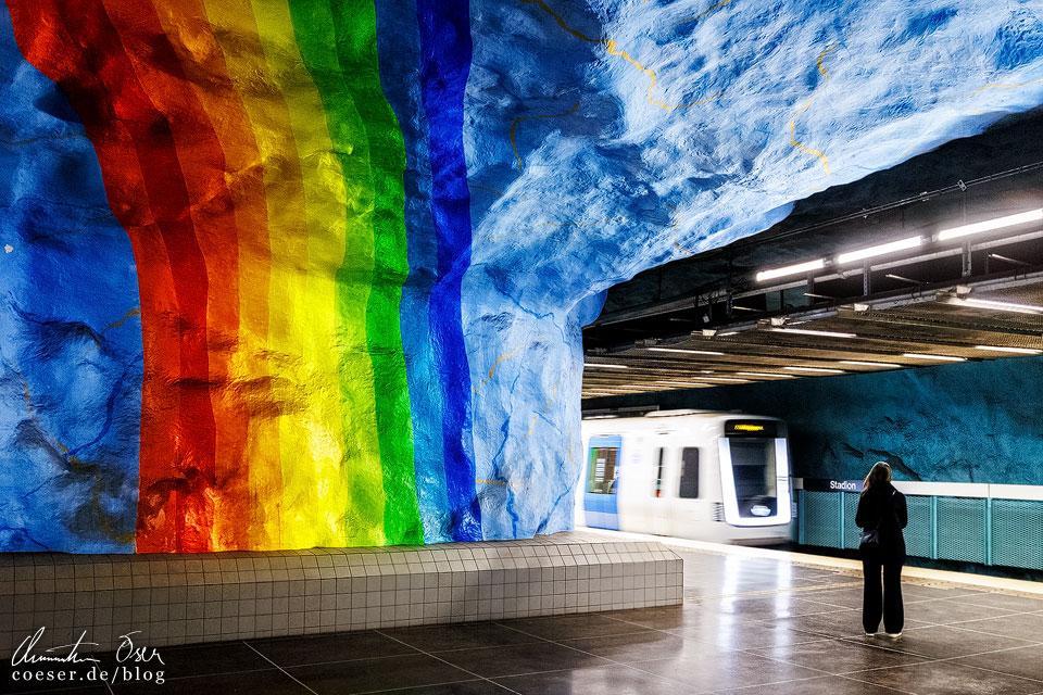 Moderne Kunst mit Regenbogen in der Metro-Station Stadion in Stockholm, Schweden