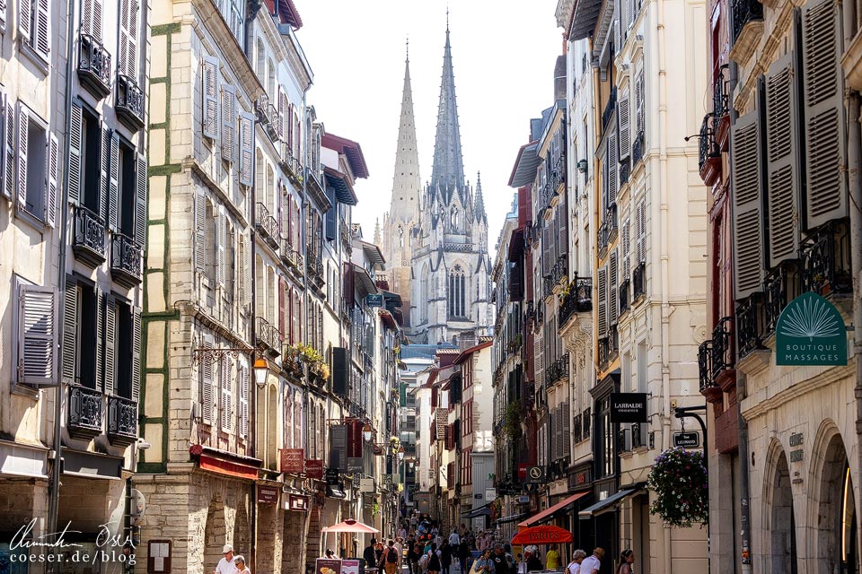 Blick auf die Kathedrale von Bayonne durch die Gasse Rue Port Neuf