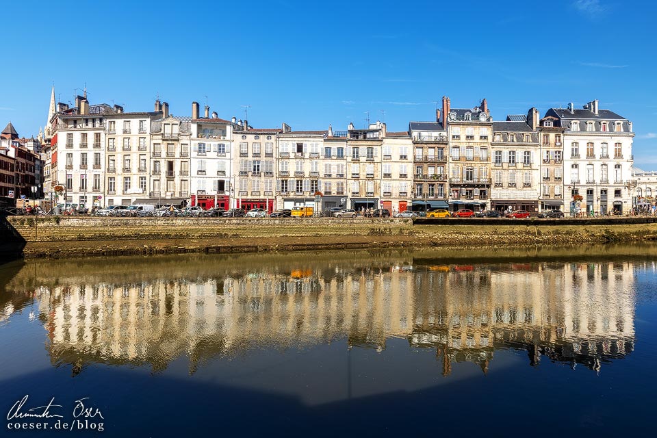 Spiegelung von Häusern in der Nive am Quai Amiral Dubourdieu in Bayonne, Frankreich