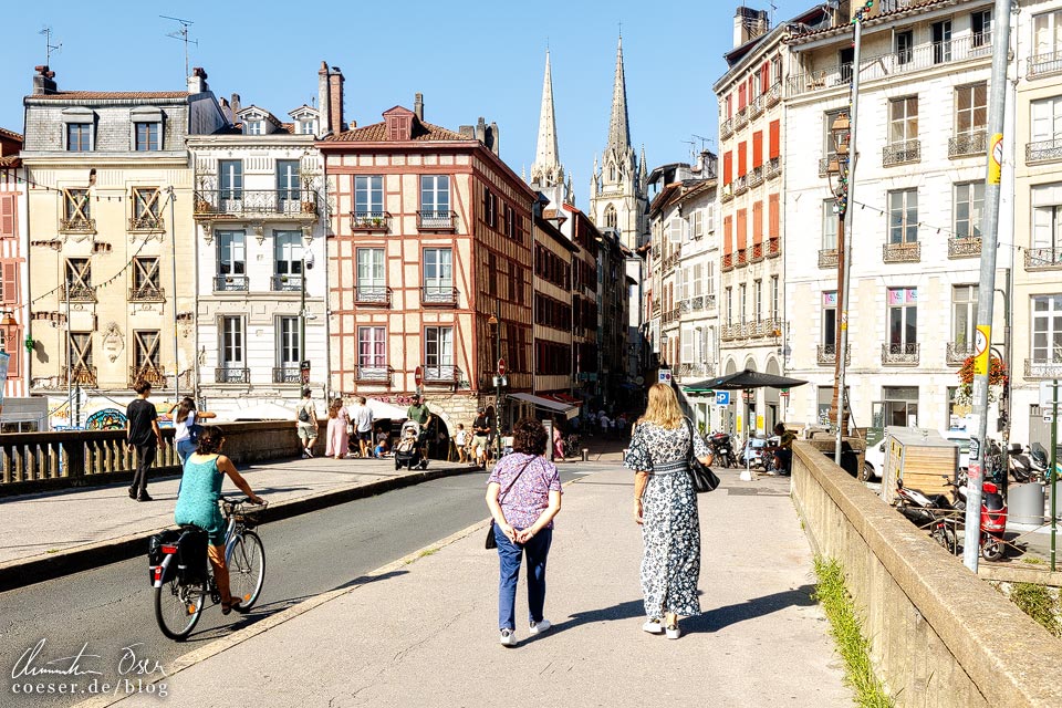 Blick auf die Kathedrale und die Altstadt in Bayonne, Frankreich