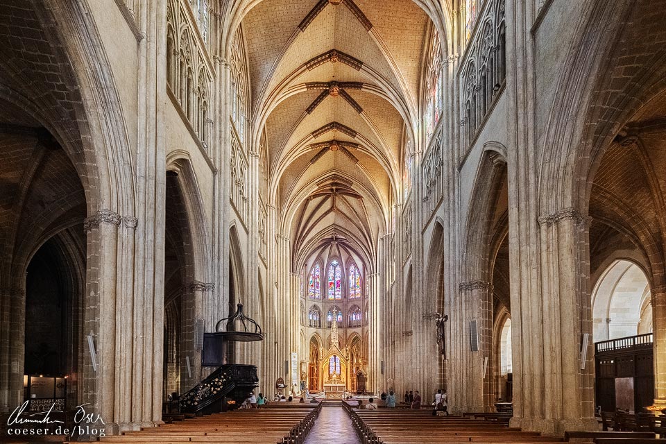 Blick durch das Längsschiff der Kathedrale Sainte-Marie (Notre-Dame) von Bayonne, Frankreich