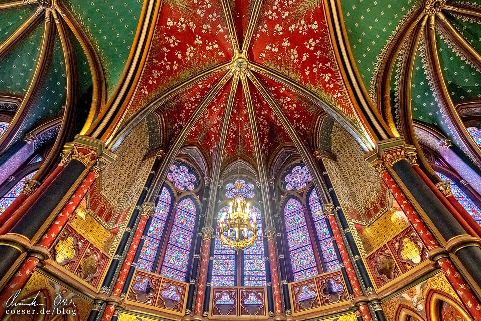 Rot-grünes Deckengewölbe in der Apsis der Kathedrale Sainte-Marie (Notre-Dame) von Bayonne, Frankreich