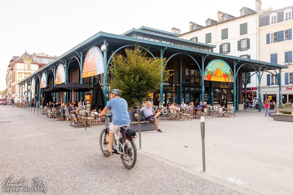 Außenansicht der Markthalle (Halles de Bayonne) in Bayonne, Frankreich