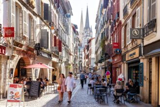 Blick in die Rue Port Neuf in der Altstadt von Bayonne, Frankreich