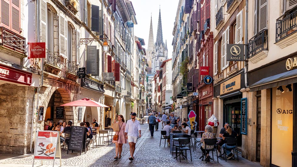 Blick in die Rue Port Neuf in der Altstadt von Bayonne, Frankreich