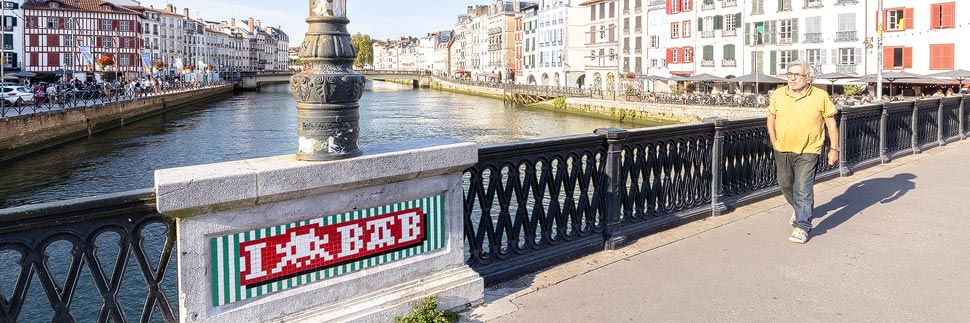 Space Invader BAB_31 auf einer Brücke in Bayonne, Frankreich