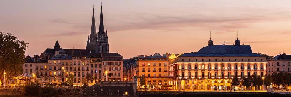Blick auf die Altstadt mit der Kathedrale im Sonnenuntergang in Bayonne, Frankreich