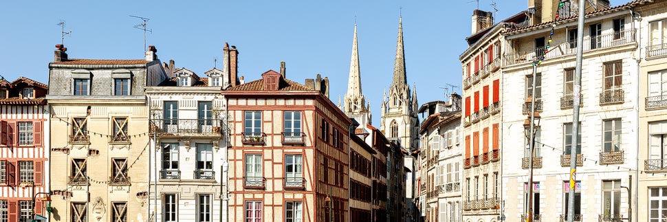 Blick auf historische Fachwerkhäuser und die Kathedrale in der Altstadt von Bayonne, Frankreich