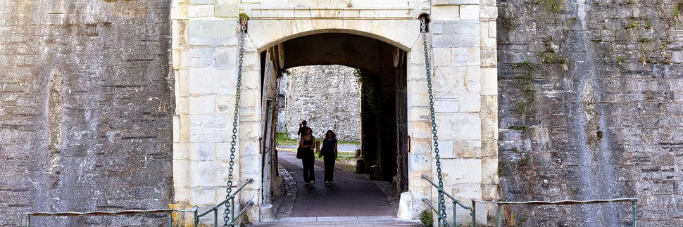 Ein historisches Burgtor an der Stadtmauer von Bayonne, Frankreich