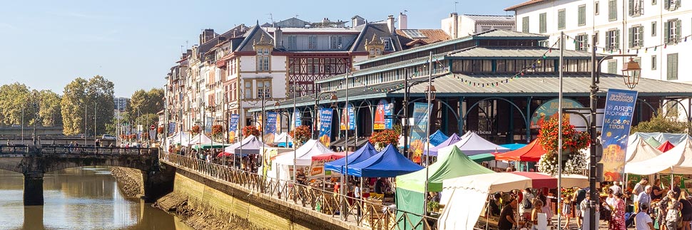 Die Markthalle Halles de Bayonne in der Altstadt von Bayonne, Frankreich