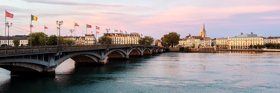 Sonnenuntergang über der Altstadt und der Pont Saint-Esprit in Bayonne, Frankreich