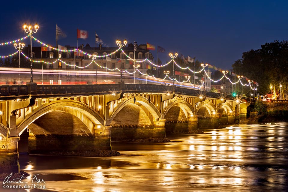 Blick auf die beleuchtete Pont Saint-Esprit in Bayonne, Frankreich