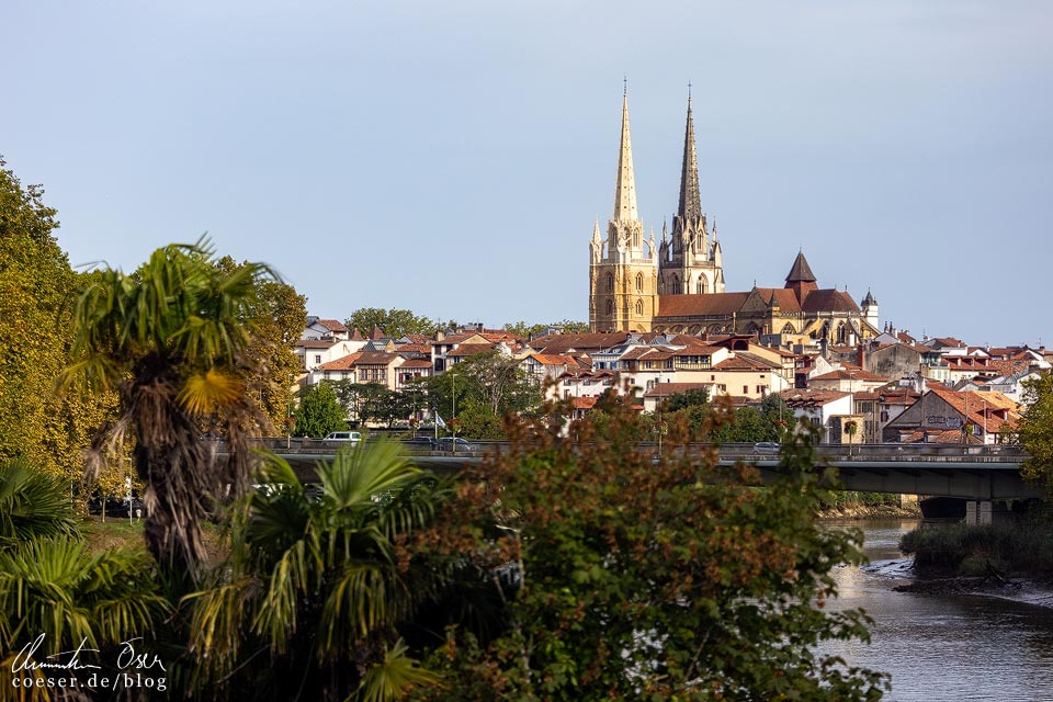 Blick auf die Skyline und Altstadt von Bayonne, Frankreich