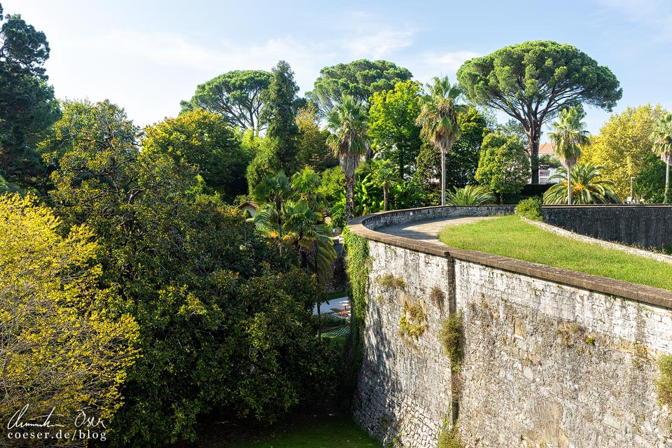 Blick auf die Stadtmauer und den Botanischen Garten (Jardin Botanique) in Bayonne, Frankreich