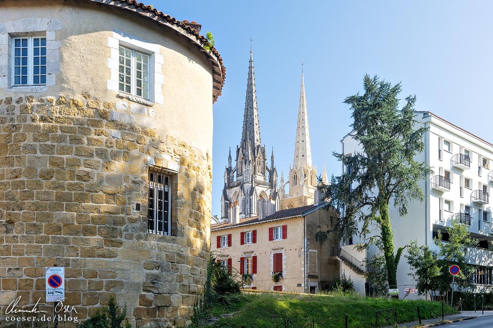 Blick von der Stadtmauer auf die Kathedrale Sainte-Marie (Notre-Dame) in Bayonne, Frankreich