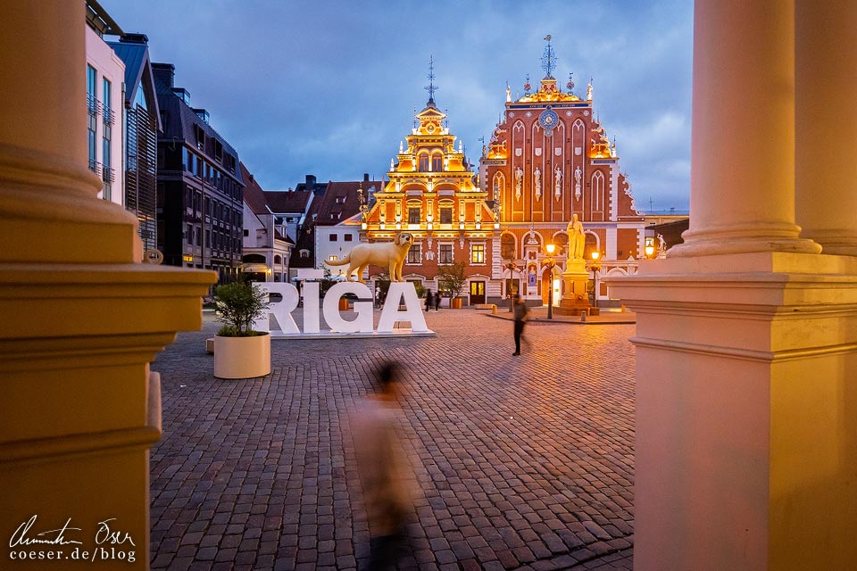Abendaufnahme des Rathausplatz und Schwarzhäupterhaus in Riga während der Blauen Stunde 
