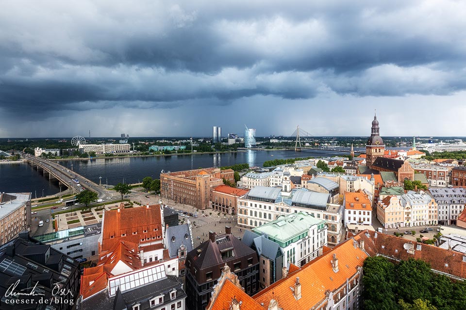 Panorama von Riga während eines Gewitters, vom Turm der Petrikirche aus gesehen