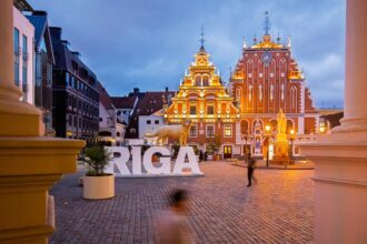 Abendaufnahme des Schwarzhäupterhaus auf dem Rathausplatz von Riga in der blauen Stunde