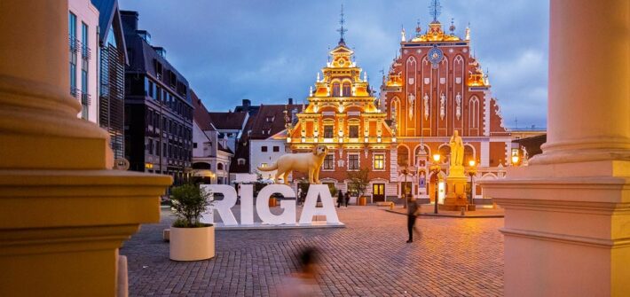 Abendaufnahme des Schwarzhäupterhaus auf dem Rathausplatz von Riga in der blauen Stunde