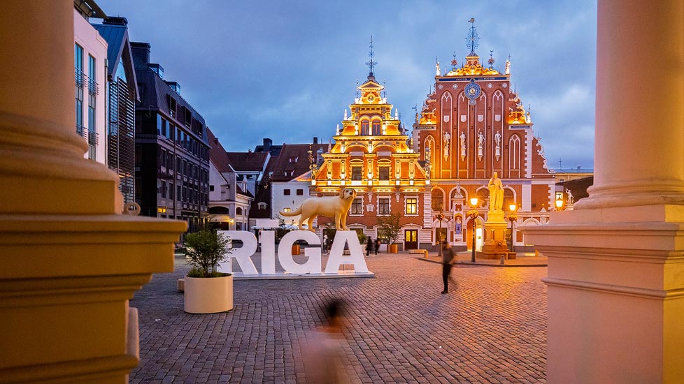 Abendaufnahme des Schwarzhäupterhaus auf dem Rathausplatz von Riga in der blauen Stunde