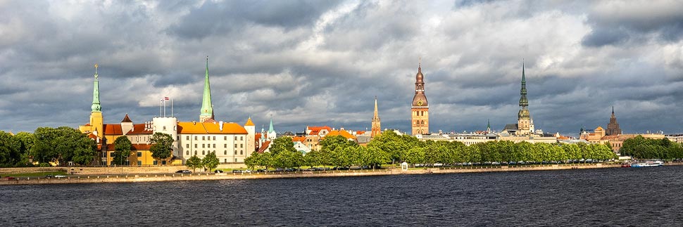 Die Skyline von Riga mit Schloss und Kirchtürmen im Sonnenlicht