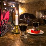 Kräuterlikör und Pralinen in der Riga Black Magic Bar