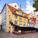 Außenansicht der Häuserfront der Colonel Suites & Apartments in Riga, Lettland
