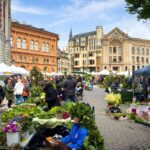 Der Kräutermarkt (Zāļu Tirgus) auf dem Domplatz in Riga