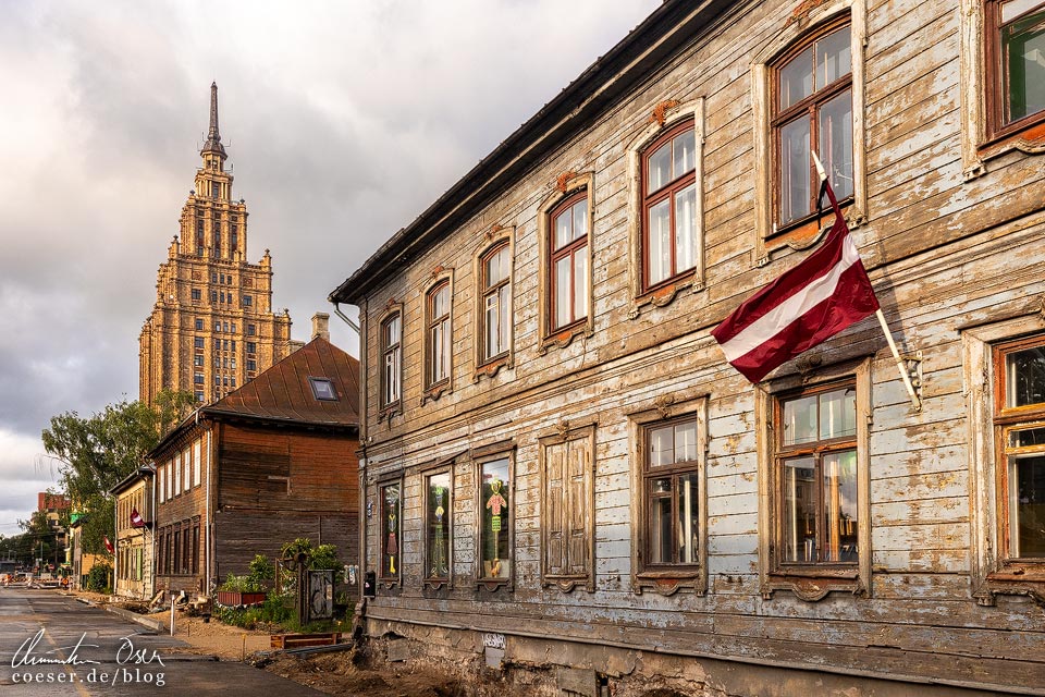 Denkmalgeschützte Holzhäuser und Lettische Akademie der Wissenschaften in der Moskauer Vorstadt in Riga, Lettland