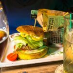 Burger im Restaurant GARĀŽA in Riga