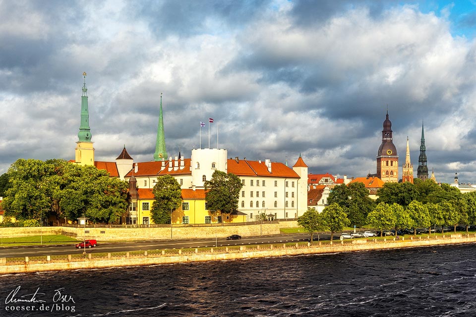 Ausblick von der Vanšu-Brücke auf die Skyline der Altstadt in Riga, Lettland