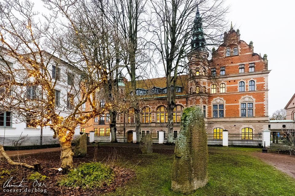 Skårby-Runensteine vor dem Freilichtmuseum Kulturen in Lund, Schweden