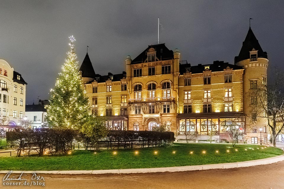 Weihnachtsbaum vor dem Grand Hotel in Lund, Schweden