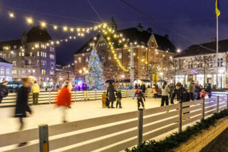 Eislaufplatz und Weihnachtsbaum am Hauptplatz Stortorget in Lund, Schweden