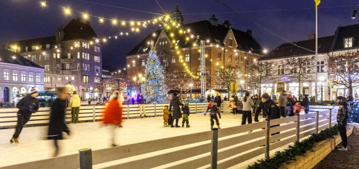Eislaufplatz und Weihnachtsbaum am Hauptplatz Stortorget in Lund, Schweden