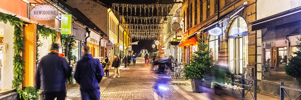 Weihnachtlich beleuchtete Straße in Lund, Schweden