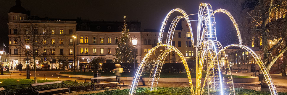 Weihnachtsbeleuchtung im Park Bantorget in Lund, Schweden