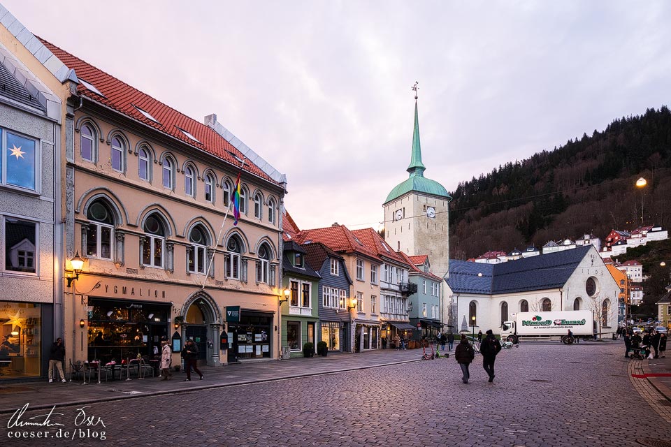 Platz Nedre Korskirkeallmenningen mit der Kreuzkirche (Korskirke) in Bergen, Norwegen