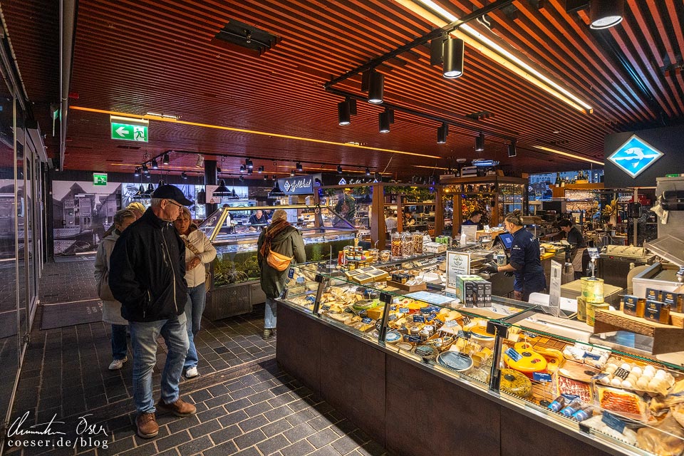 Fischmarkt (Fisketorget) in der Fischhalle in Bergen, Norwegen