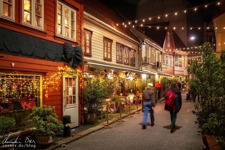 Die beleuchtet Gasse Skostredet in Bergen, Norwegen