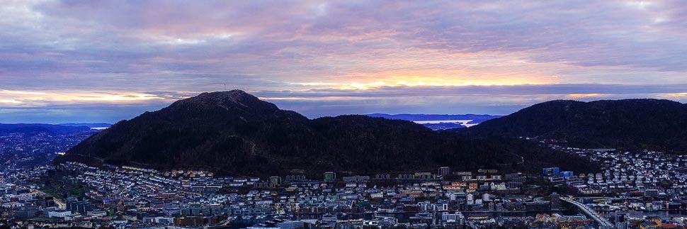 Aussicht vom Fløyen auf Bergen und die Landschaft im Sonnenuntergang, Norwegen
