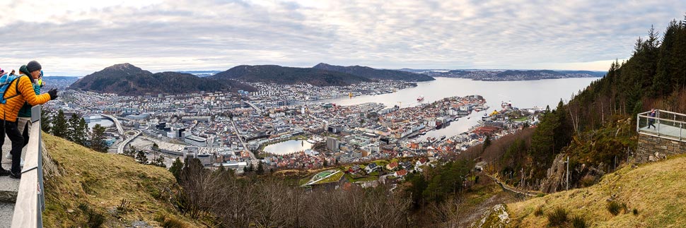 Panorama von Bergen vom Aussichtspunkt Fløyen aus gesehen in Bergen, Norwegen